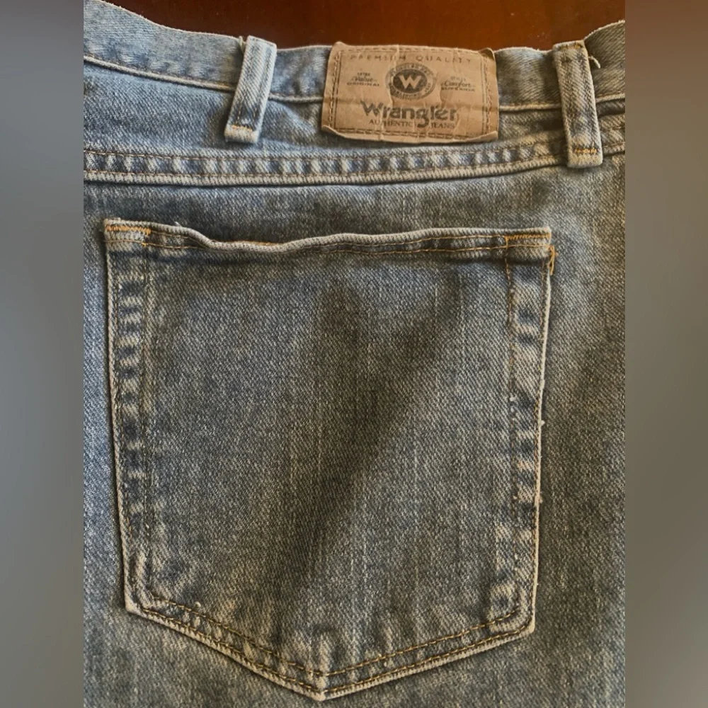 Wrangler Men’s Relaxed Fit Jeans - Picture 2 of 9